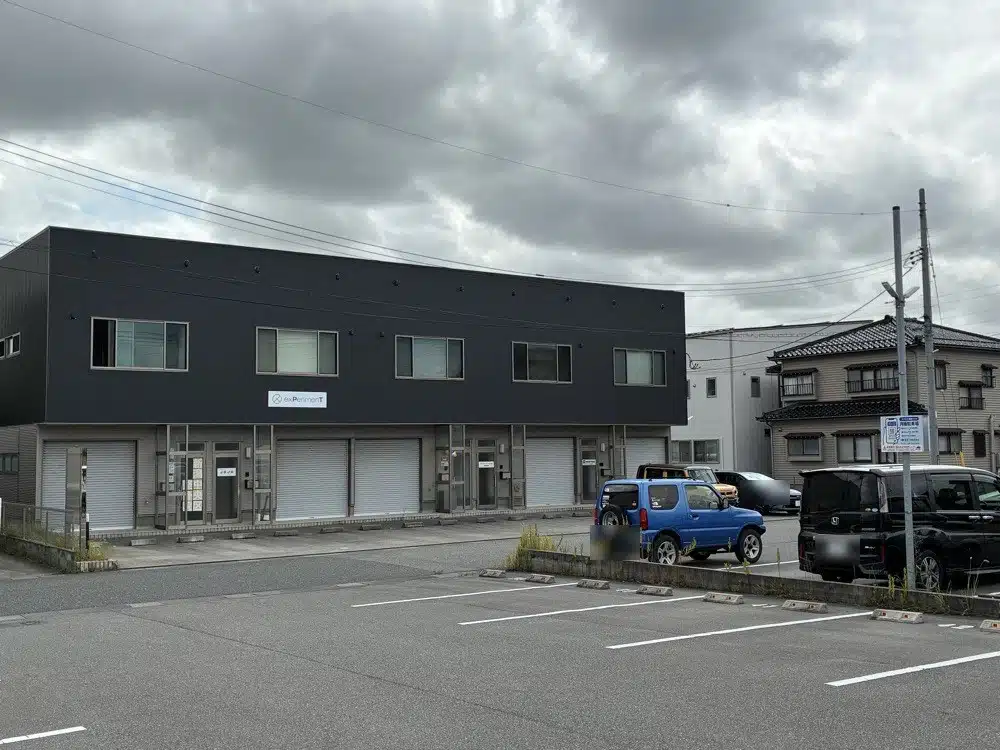 新潟市中央区骨盤整骨院の建物と向かいの駐車場